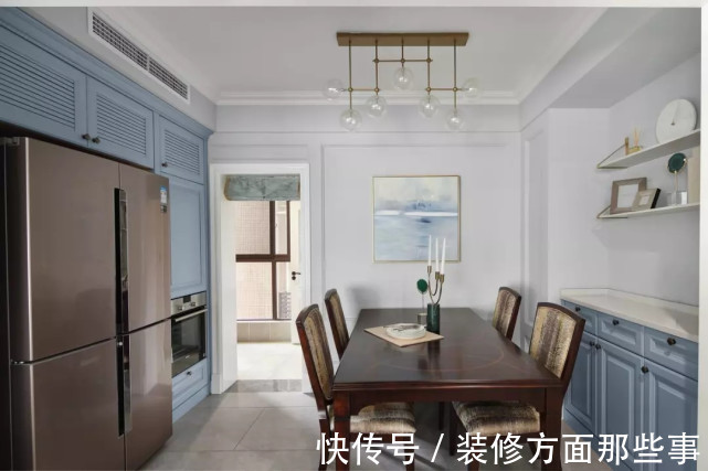 屏风|159平美式风四居室,沙发墙的居然是灰蓝色木质屏风