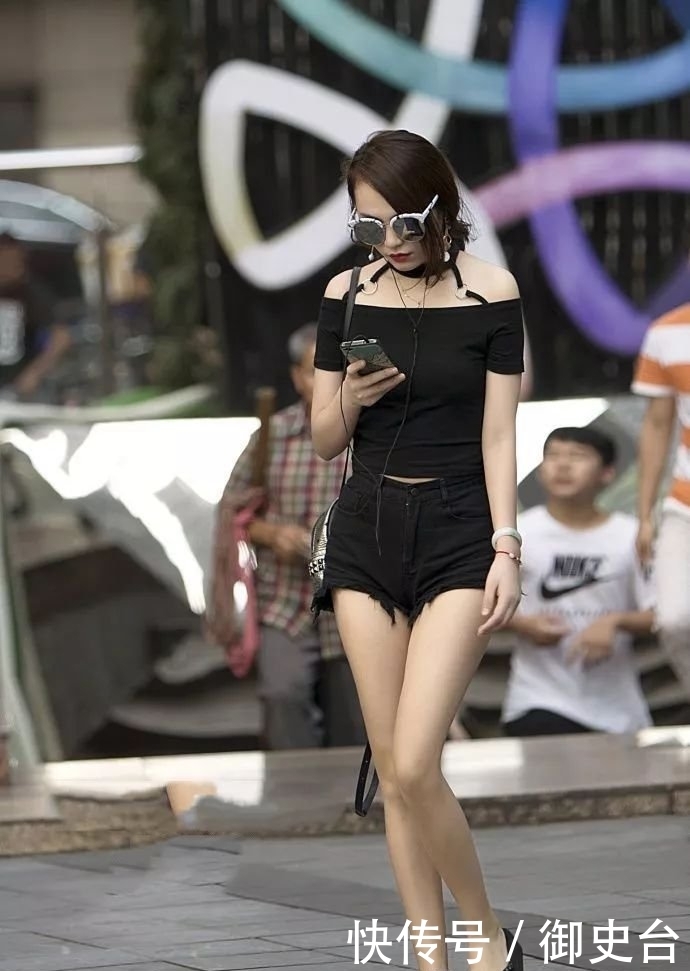 衬衫|街拍:灯笼袖的衬衫搭配黑色短裤,让小姐姐在人群中时髦度爆表!