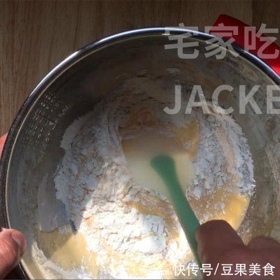 香蕉古早蛋糕，香甜松软，满室飘香，口感如棉花般的轻柔，超好吃