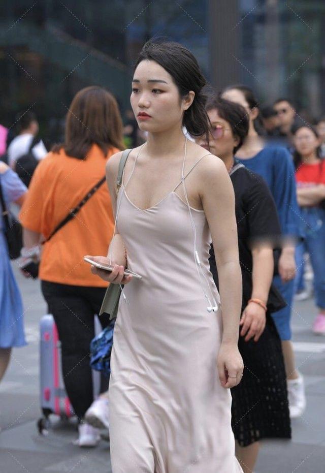 气质 米白色吊带裙搭配绑带高跟鞋,气质出众,青春靓丽