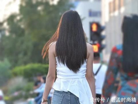 街拍: 气质出众的小姐姐, 穿上时髦的吊带装, 魅力女神气质出跳