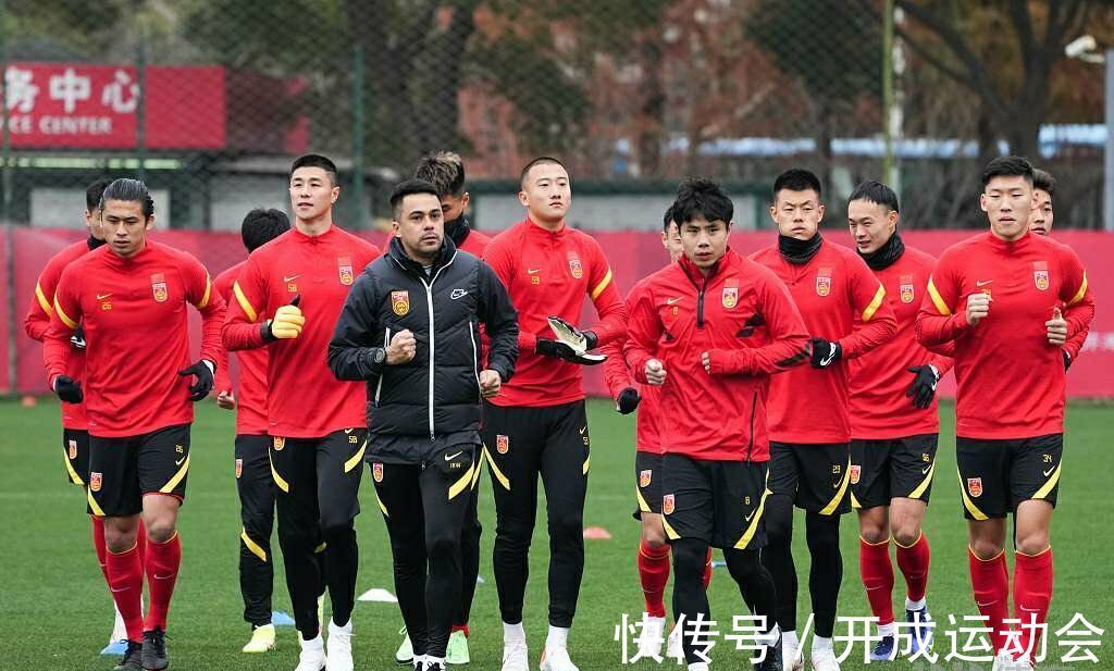 国足|情商有多高?日媒嘲笑国足归化球员,李霄鹏巧妙化解!CCTV5直播