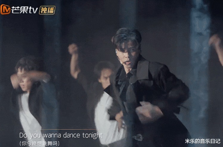《哥哥》四公,他们两人在逆光沙地舞台里与伴舞们齐舞,飒气十足