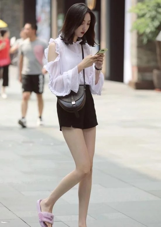 街拍：嫣然巧笑的美女，格子外衣搭配连衣裙，时尚又不美感