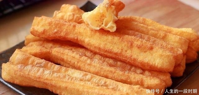 家庭自制放心小油条:不加明矾泡打粉,外酥里嫩,比买的还好吃