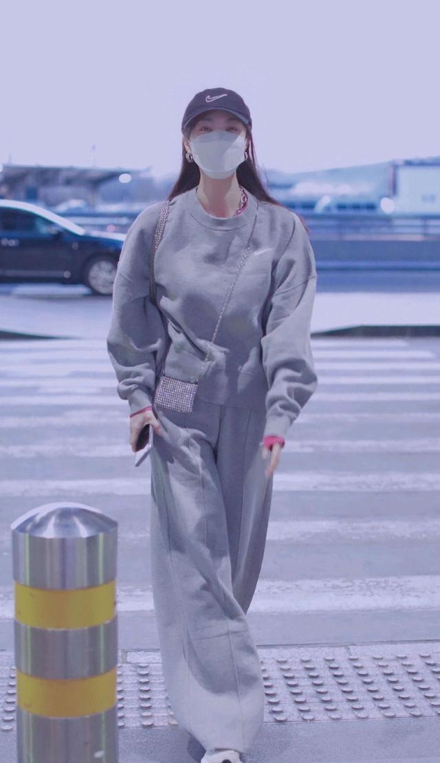 李菲儿天生丽质难自弃,露脐装紧身裤身材超有料,柯基臀让人羡慕