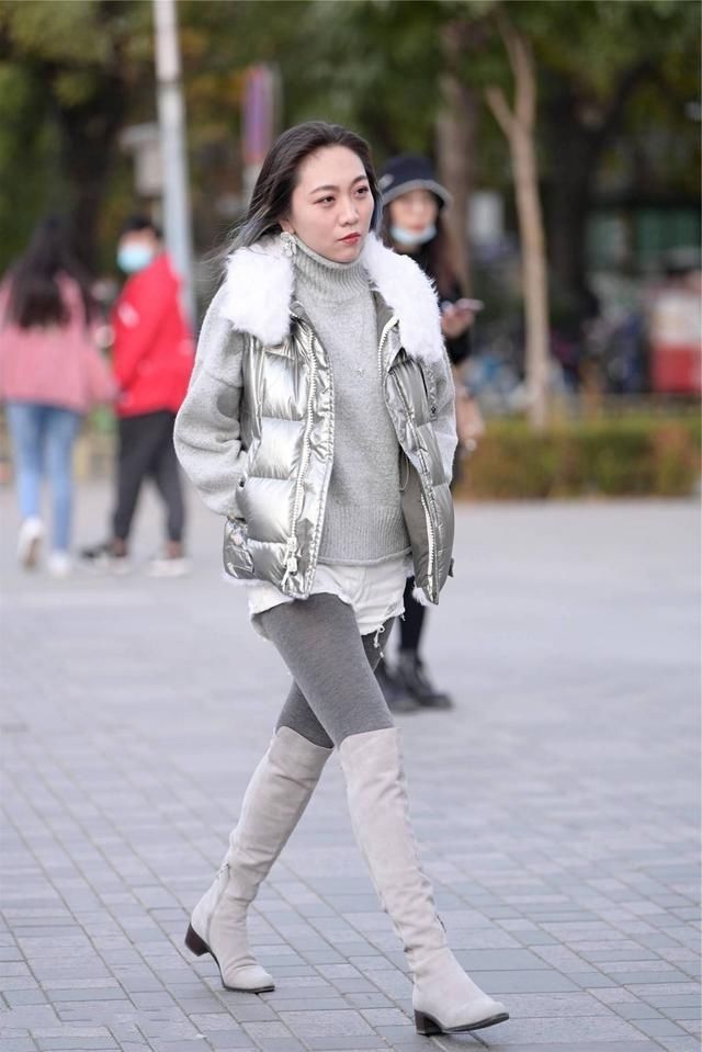 小姐姐 时尚穿搭,黑色打底裤搭配一双黑色皮鞋,清新淡雅