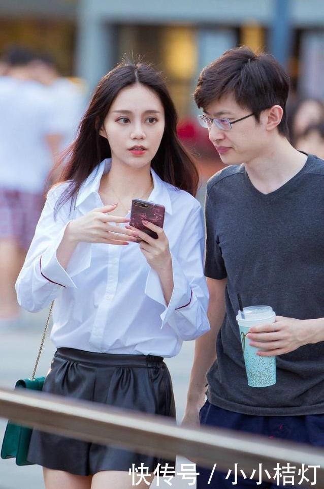 纯白色衬衫搭配黑色小短裤,时尚甜美,美丽动人