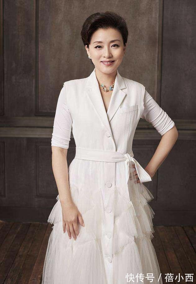 西装|杨澜穿衣从不“装嫩”,穿黑西装内搭白衬衫,骨子里透着高级感