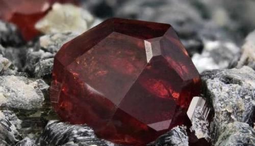 看似|这些宝玉石看似普普通通,实则克价都上万