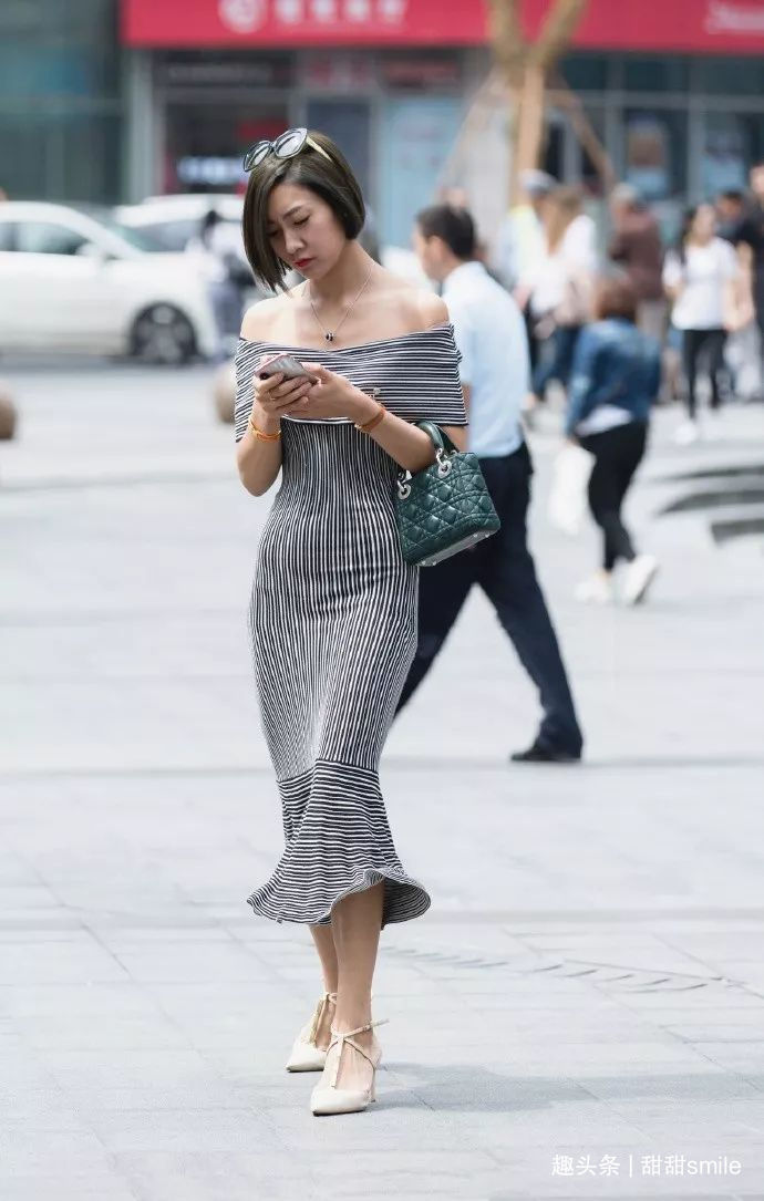 魅力|美女脚上搭配着一双裸色的尖头高跟鞋,看上去十分的有魅力