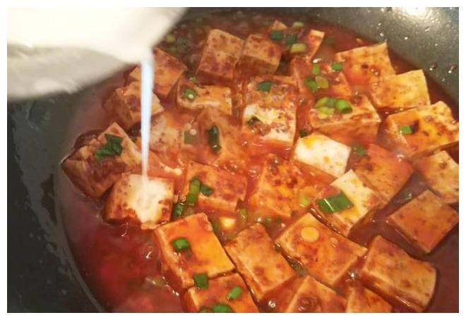 麻婆豆腐怎么做才好吃大厨；要学会2次勾芡，不然豆腐不入味！
