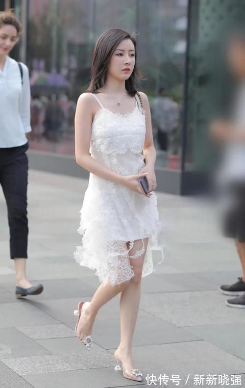 时尚 米莉说时尚:高质量的素雅白裙,有着好看的镂空设计