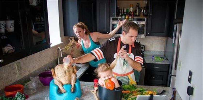 妈妈|妈妈提醒娃穿雨衣下台阶要提一下,随后萌娃的举动,让人笑翻了