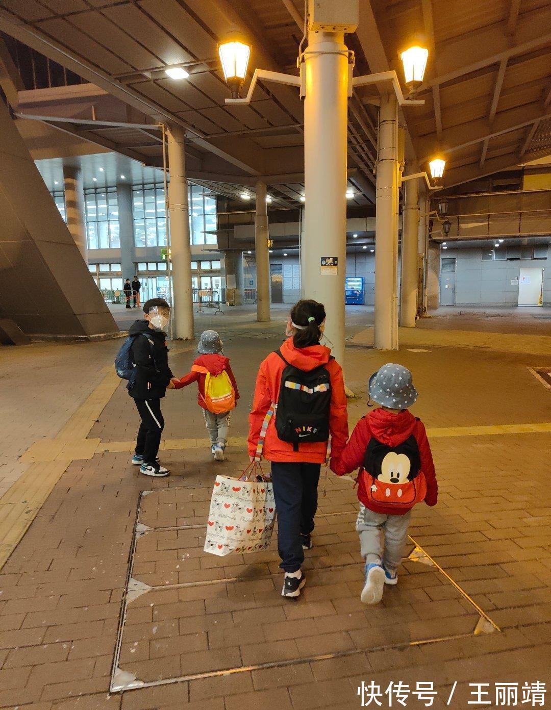 中国网球|中国网球传奇晒1人带4娃照片,家住香港豪宅,院子大到可以打球