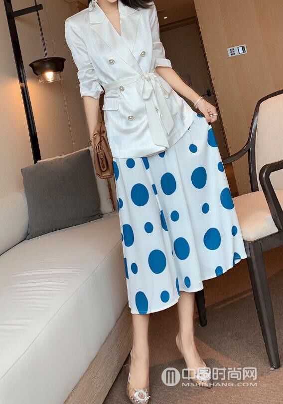 波点连衣裙|复古波点裙还穿不好看？这样穿有惊喜！
