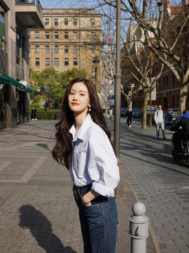 减龄|3、40岁这样穿“贼”好看,针织开衫搭配牛仔阔腿裤,清爽又减龄