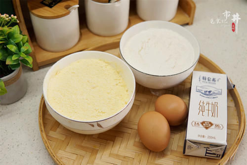 把玉米面倒进煮开的牛奶中，粗粮细作变“奶包”，真是越嚼越香