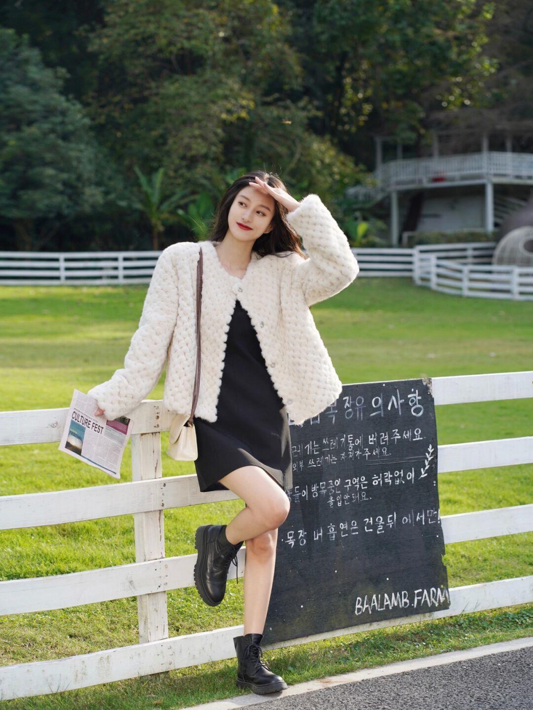 黑色 冬天怎么穿才经典洋气?选择“黑+白”基础色搭配,照着穿都很美