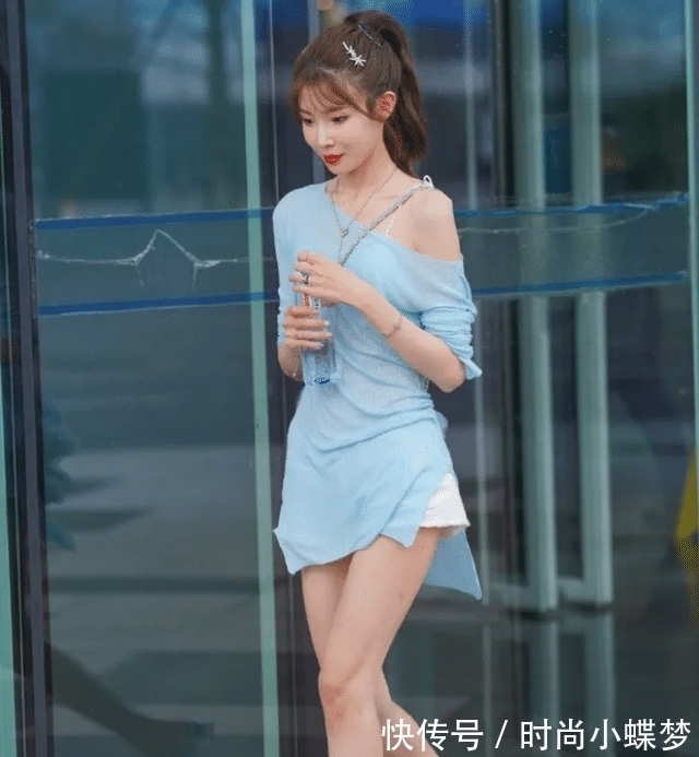 时髦 蓝色斜肩T恤,搭配同色粗跟凉鞋,穿出迷人的时髦感