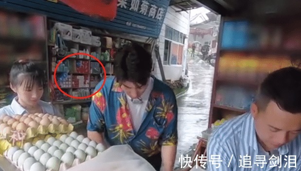 商品|《中餐廳4》張亮發(fā)現(xiàn)村里小賣部,看清貨架上商品后,這下露餡了