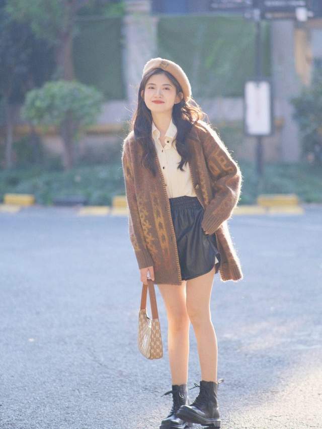 毛衣|秋冬想要穿出韩系风,试一试毛衣外套+皮短裤,时尚又不失性感