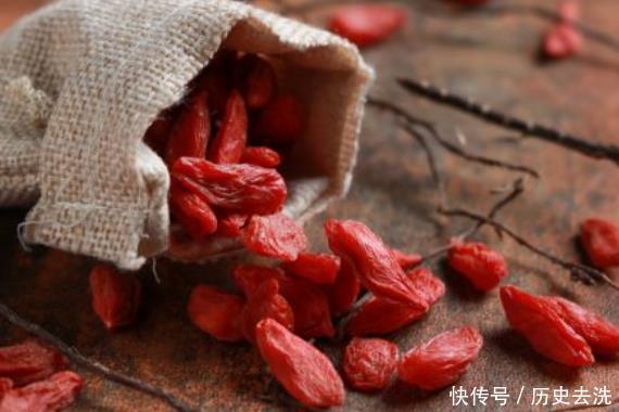 黑白|枸杞有“正确”的喝法,喝对了功效才会有用,喝错黑白无常常伴随