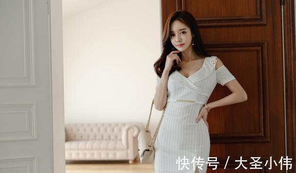 时尚|美女街拍:空灵波痕错落层叠竖纹连衣裙