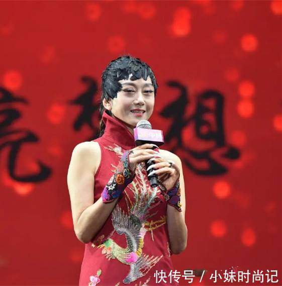 62岁杨丽萍不服老“羽毛”发型配长袍走民族风，鱼尾纹好明显
