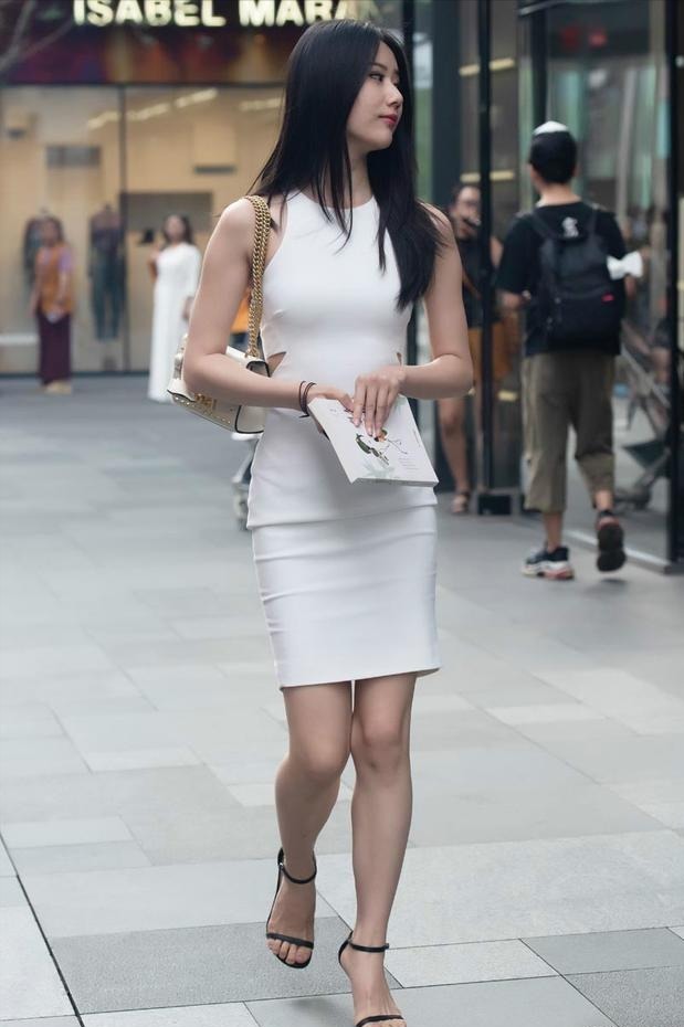 高跟鞋|白色连衣裙,加上黑高跟鞋,看看小姐姐是如何驾驭的