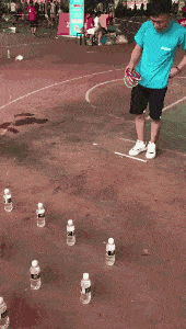 |开心一刻笑话:邻居大爷给大妈骂出门来,我在等电梯刚好撞见了