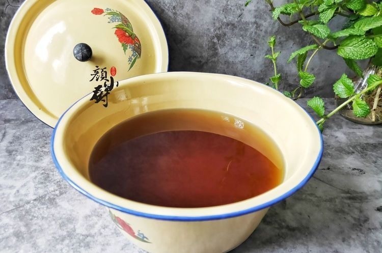 熬猪油时，只加水是错的，多加这2样，猪油又香又白，放1年不坏