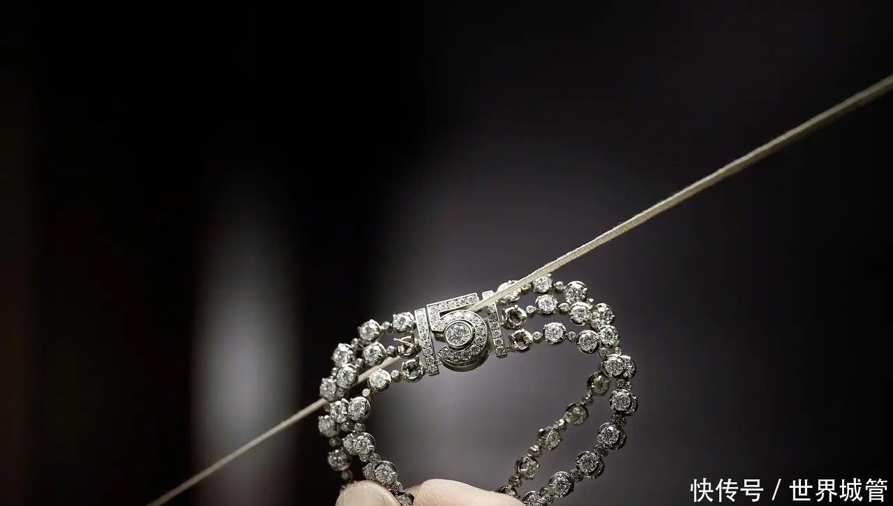 为纪念香水而定制的绝世项链，主钻55.5克拉，且有钱也买不到