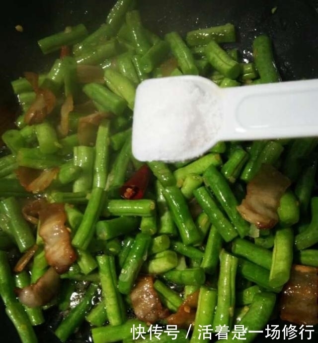 面食|老妈的焖面做成这样,香的流口水,一人一碗不够吃