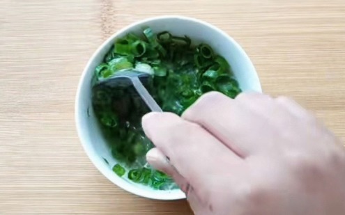 家常葱油饼这样做最好吃，掌握这2个秘诀，柔软多层，凉了也不硬