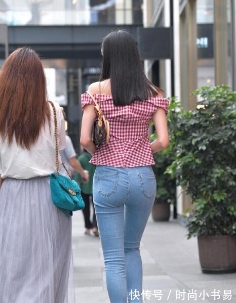 高跟鞋 百搭牛仔裤搭配单肩格纹衬衫,让你气质焕然一新