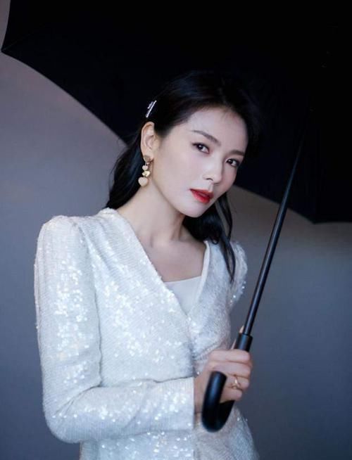 毛糙感|年过40的女人,留什么发型显年轻?试试这几款,优雅大气还时髦