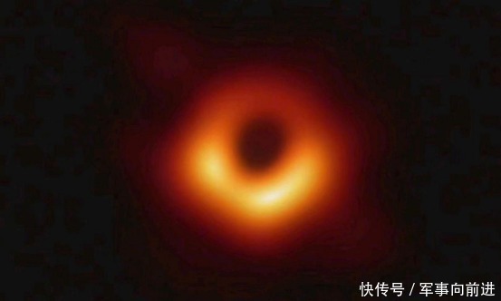 黑洞也有“心跳”？科学家发现怪异现象，黑洞在发出周期性信号