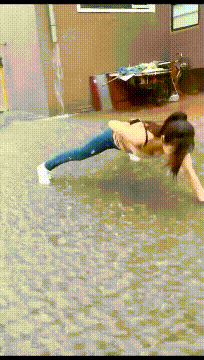 |搞笑GIF:刚娶回来的媳妇儿 衣服还没换就暴露了