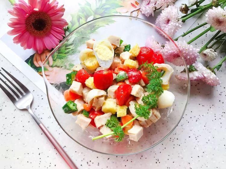 自制鸡胸肉果蔬沙拉，营养丰富还低脂，多吃也不担心长胖