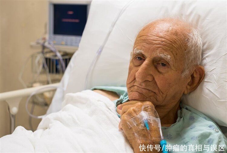 亲朋好友|亲人癌症晚期，治还是不治？一位医生为患癌父亲选择了最少的治疗