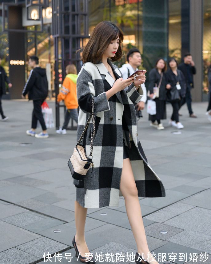 街拍|街拍:毛毛外套搭配半身裙,小姐姐走路的样子十分的帅气
