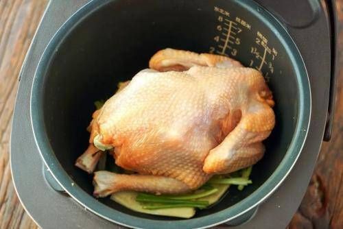 鲜香|把鸡丢入电饭煲，一滴水都不加，简单一炖，嫩滑鲜香，全家抢着吃