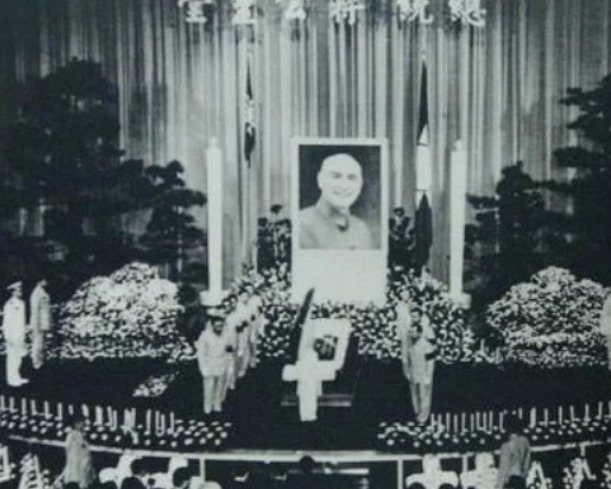 蒋经国|1975年蒋介石葬礼上,张学良做了一件事,气得蒋经国敢怒不敢言