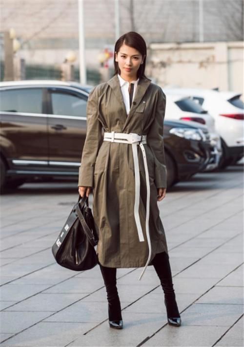 卡其色|怎么把风衣穿得高级？跟明星学着点：内搭选纯又时尚