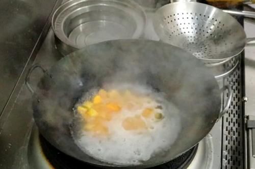 红薯不要再烤着吃，直接放油锅里炸，外酥里嫩让人直流口水
