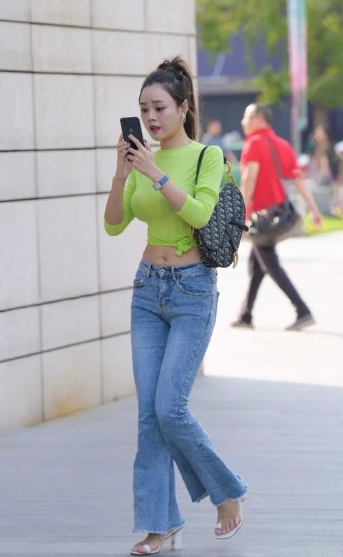 高跟鞋 美女脚上搭配上一双尖头的高跟鞋，展示出一种幸福的姿态