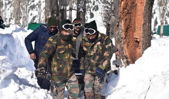 印军|班公湖刮起鹅毛大雪！我新一代防寒服果然厉害，而印军快扛不住了