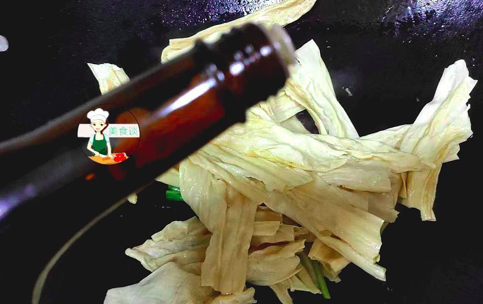 此两样素菜一起炒,不放肉也很鲜美,蛋白质是猪肉4倍,孩子爱吃