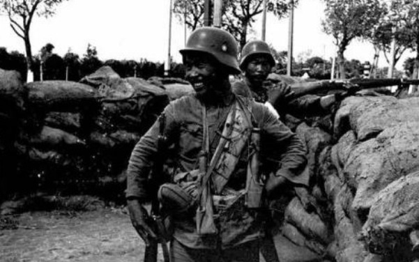 当即|抗战哨兵巡逻,看见一物上下乱跳,当即开枪,日方得知后举国哀悼